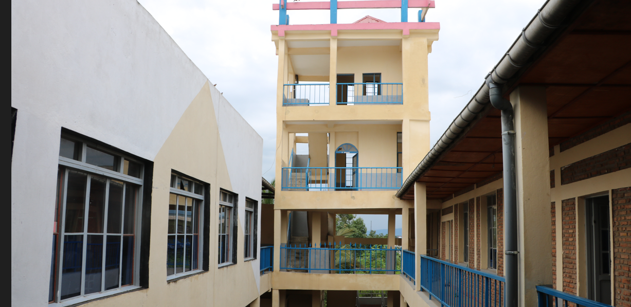 Cour intérieure du campus de l'IUNICA avec ses bâtiments à balcons