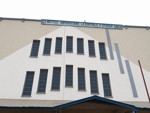 Façade du bâtiment principal de l'IUNICA avec son enseigne