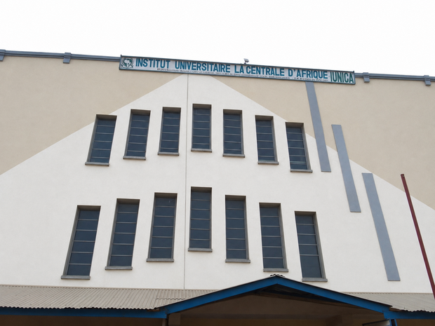 Façade du bâtiment principal de l'IUNICA avec son enseigne