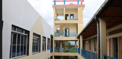 Cour intérieure du campus de l'IUNICA avec ses bâtiments à balcons