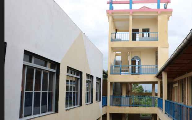 Cour intérieure du campus de l'IUNICA avec ses bâtiments à balcons