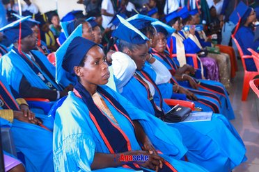 Officiels et invités assis devant une foule de diplômés lors de la cérémonie de remise des diplômes